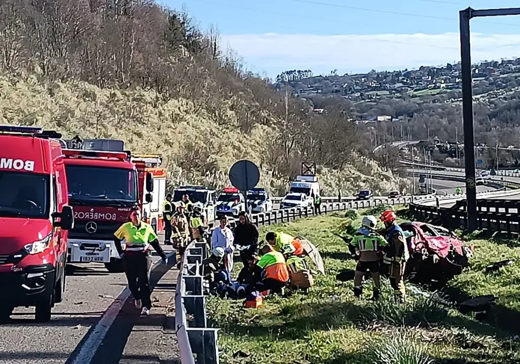 Accidente de Tráfico en Oviedo: Rescate de una Mujer Atrapada en su Vehículo