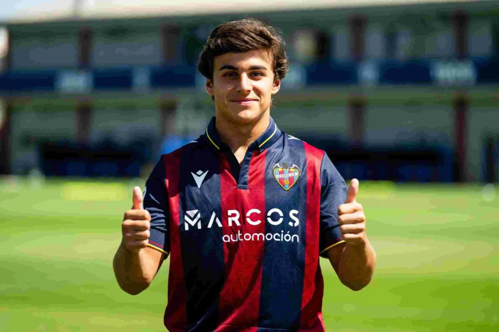 Carlos Álvarez: Un Sevillista que Brilla en el Levante