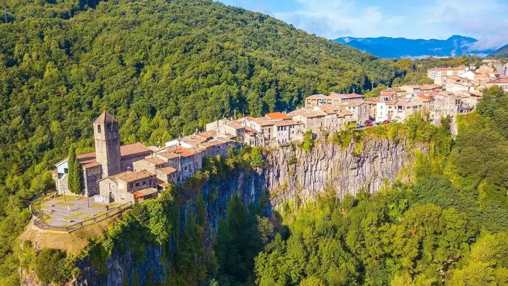 Castellfollit de la Roca: pueblo medieval sobre acantilado de basalto en La Garrotxa
