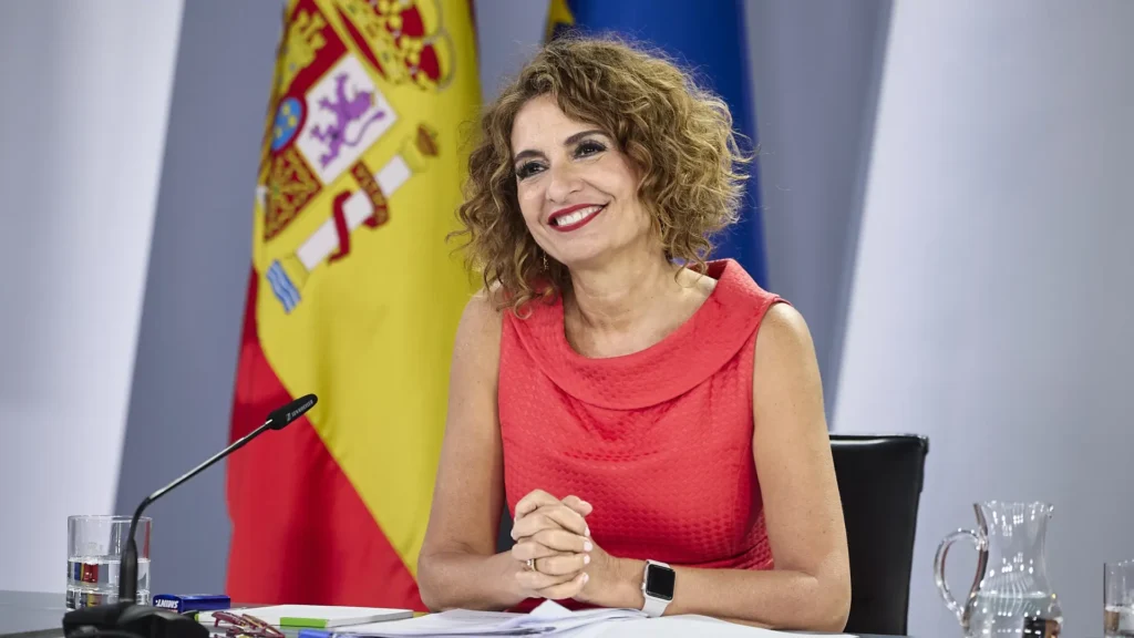 Deducción de 1.200 euros por maternidad: ¿quiénes la pueden reclamar en 2026?