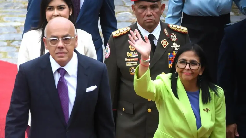 Delcy Rodríguez Asume el Mando de la Fuerza Armada Venezolana en un Contexto de Crisis