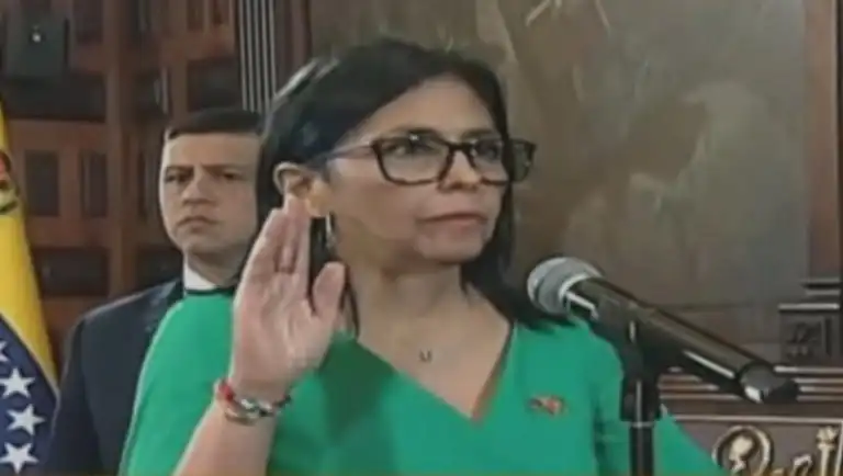 Delcy Rodríguez Asume la Presidencia Encargada de Venezuela en un Contexto de Crisis