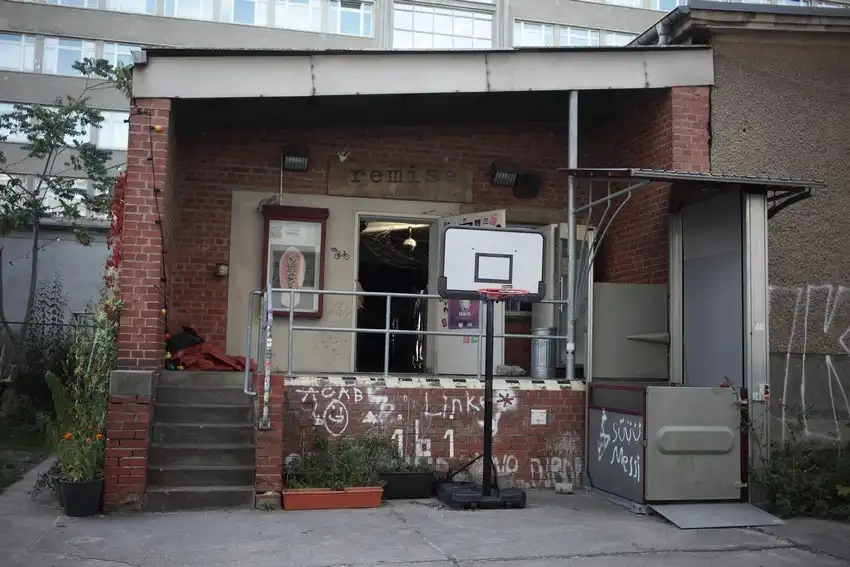 Desafíos de los Pequeños Negocios: El Caso de Fruta House en Malasaña