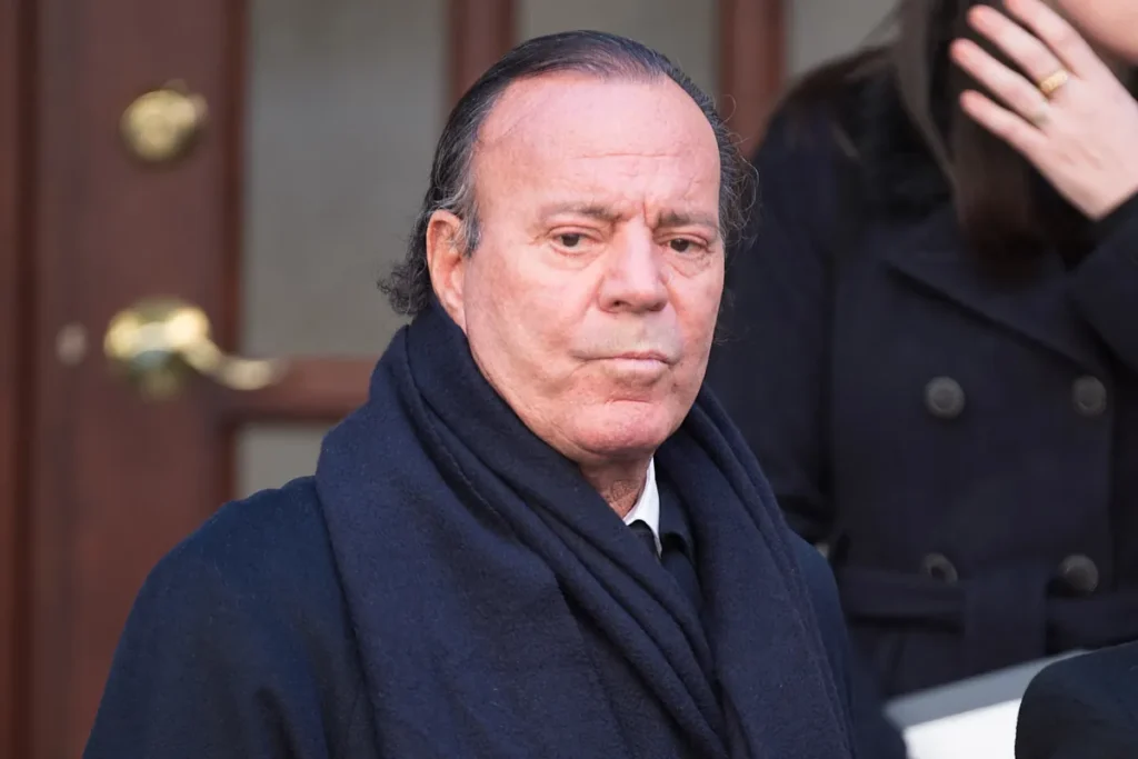 El Escándalo de Julio Iglesias: Denuncias de Abuso y su Impacto en la Imagen del Cantante