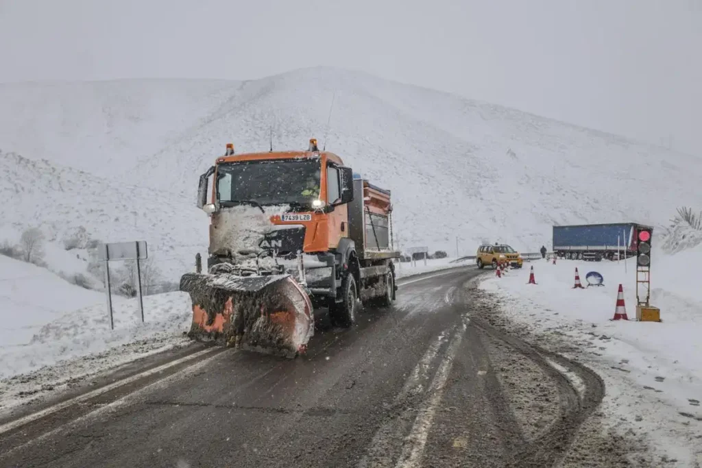 Impacto de la Borrasca ‘Francis’ en Asturias: Nieve y Cierre de Carreteras