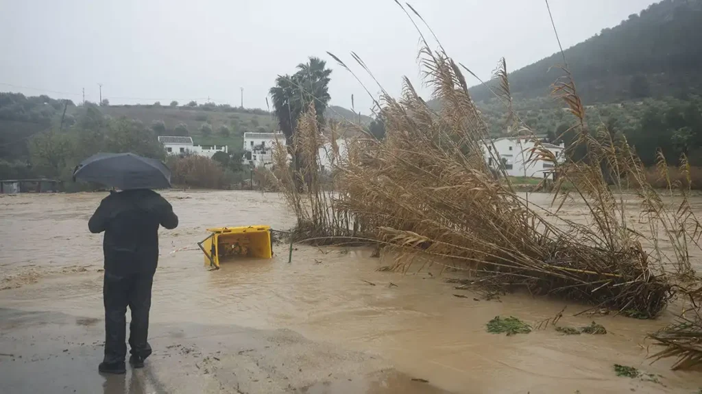 Impacto de la Borrasca Leonardo en Andalucía: Lluvias, Desalojos y Medidas de Emergencia