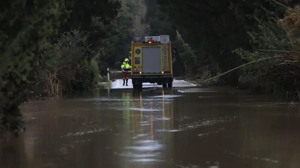 Impacto de la Borrasca Leonardo en Málaga: Inundaciones y Desplazamientos