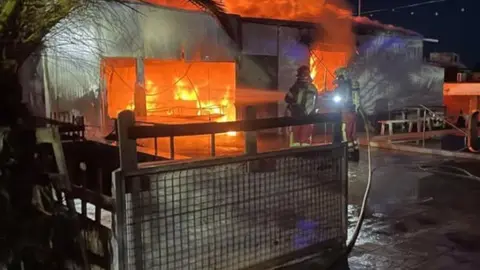 Incendio en Morón de la Frontera: Tres Heridos por Inhalación de Humo