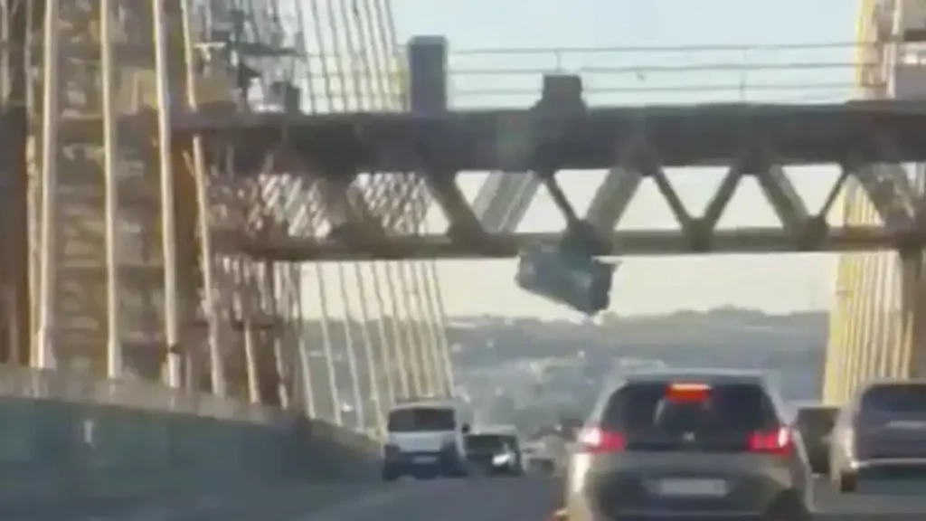Incidente en el Puente del Centenario: Caída de un Aseo Portátil