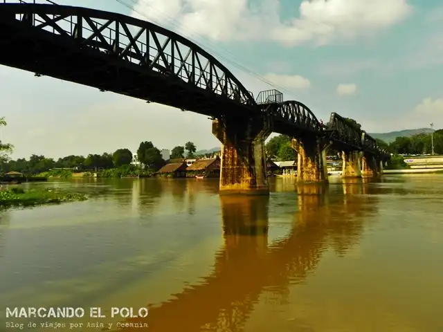 Kanchanaburi Tailandia: puente sobre el río Kwai y turismo histórico con impacto económico