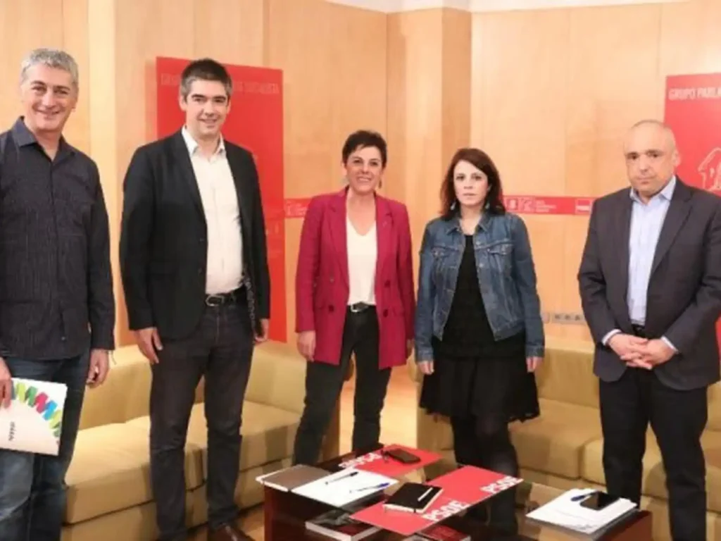 La compleja relación entre el PSOE y EH Bildu: Traslados de presos y negociaciones políticas