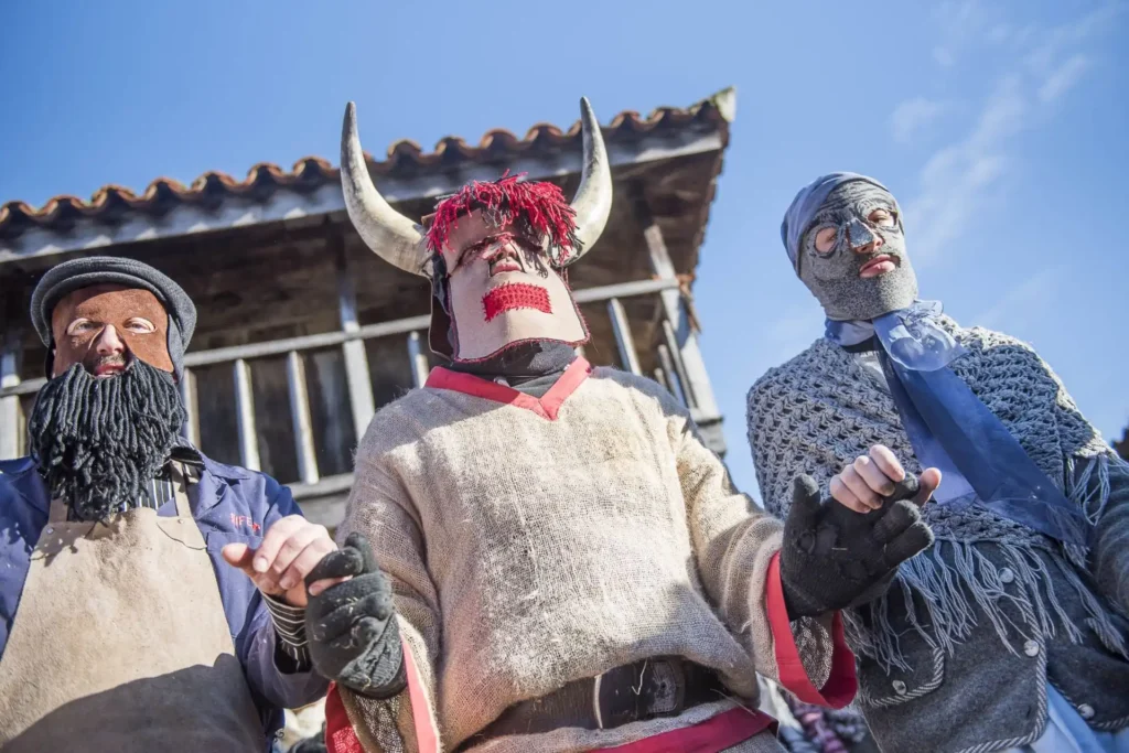 Las Mascaradas de Invierno en Asturias: Tradición y Magia en Cada Celebración