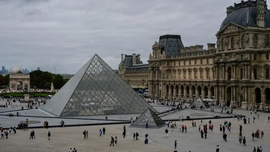 Robo en el Louvre: Un Atraco Audaz sin Heridos