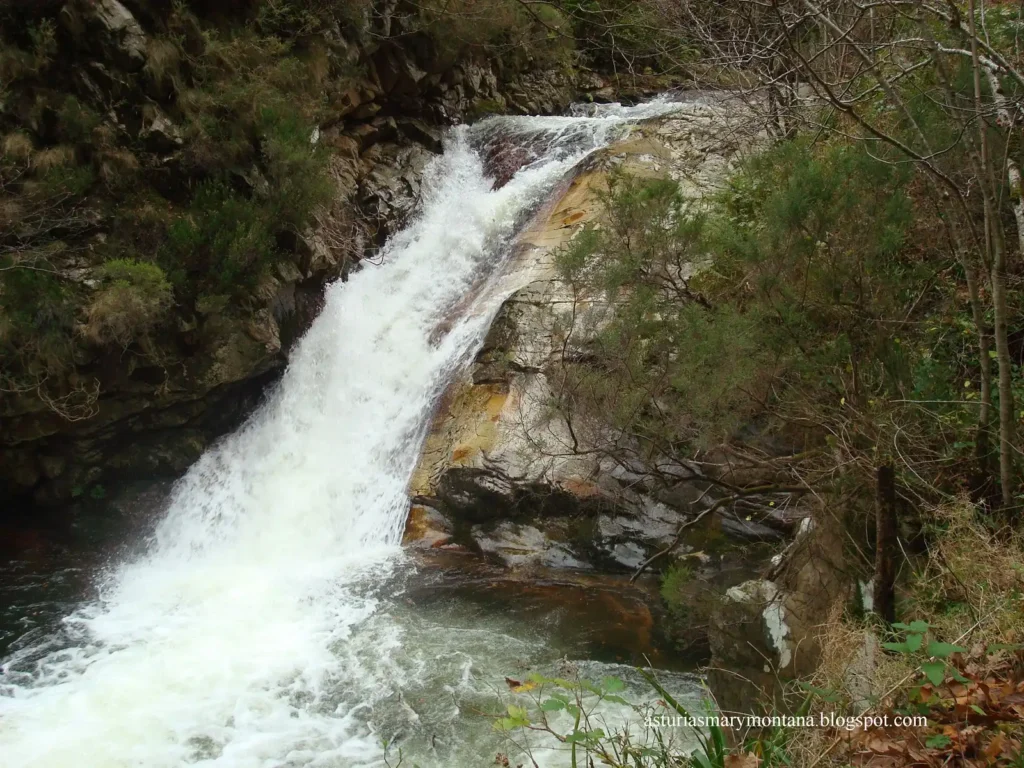 Ruta del Alba PR-AS 62: sendero con cascadas y pozas en Asturias