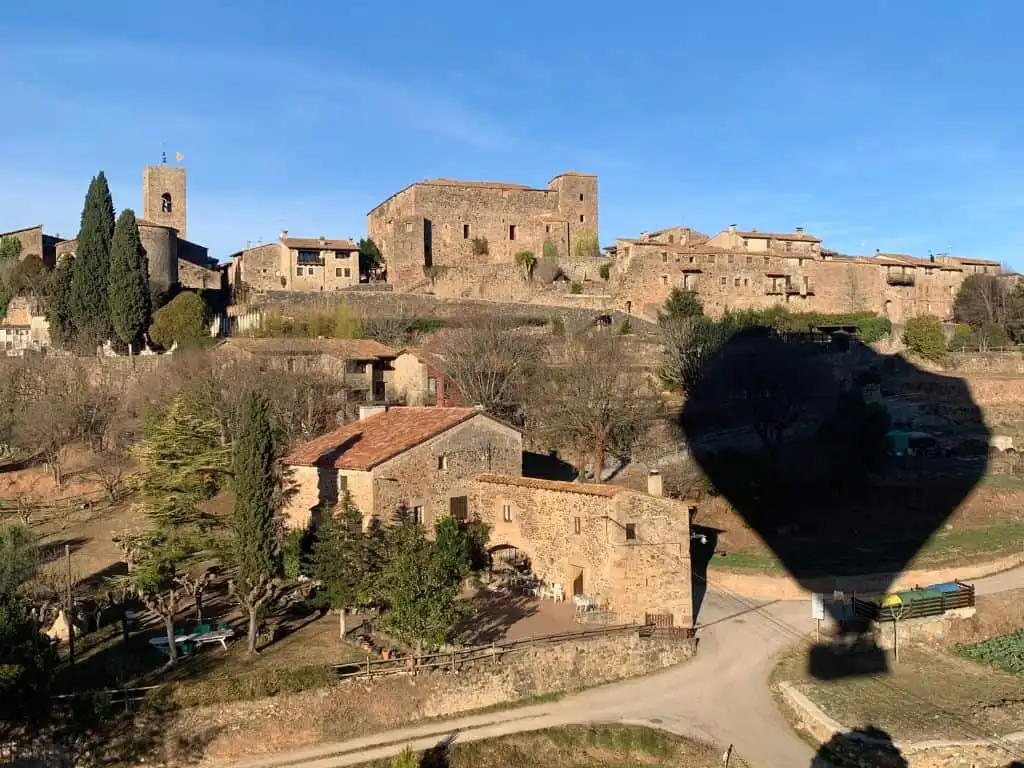 Santa Pau: Pueblo medieval en La Garrotxa con encanto volcánico y turismo sostenible