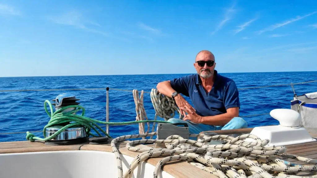 Arturo Pérez-Reverte y su refugio en Sanlúcar de Barrameda: el escritor que navega entre la RAE y las bodegas centenarias