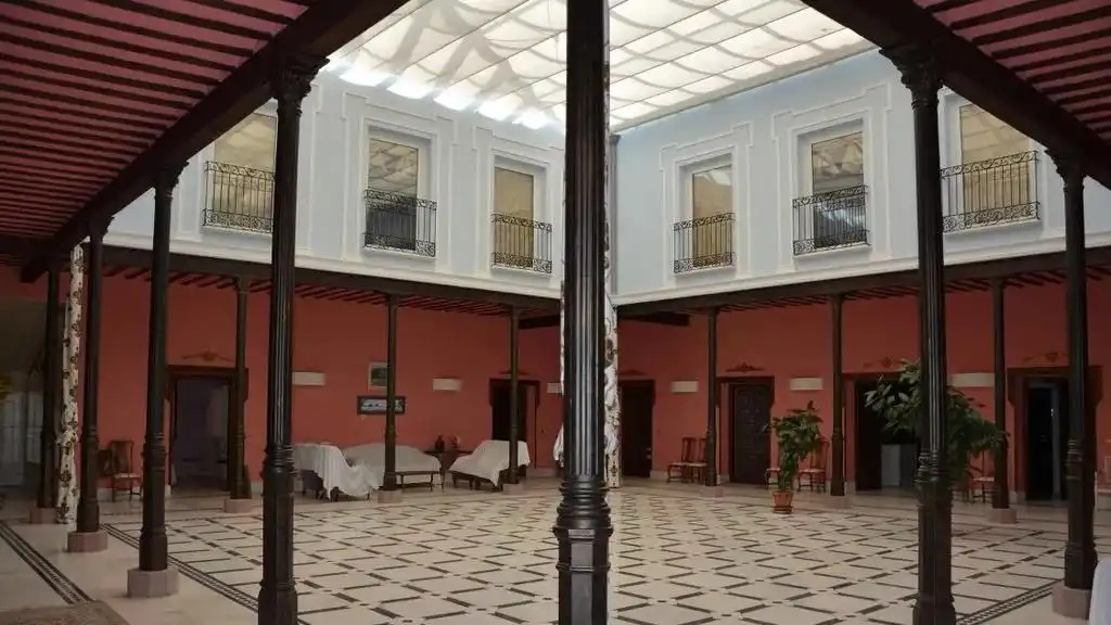 Casa señorial de Alcázar de San Juan en venta por 6 millones: palacio del siglo XVII con patio renacentista y piscina climatizada