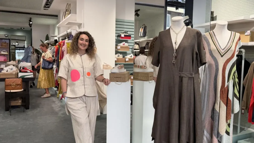 Chérie 1961 cierra su tienda en A Coruña con una liquidación de lujo: vestidos de invitada, sneakers de marca y descuentos únicos hasta el 27 de junio