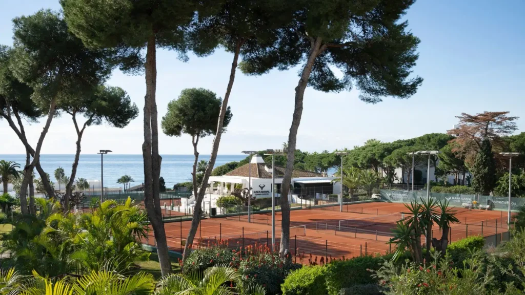 Hoteles con pistas de tenis en España: dónde entrenar con vistas al mar y montaña