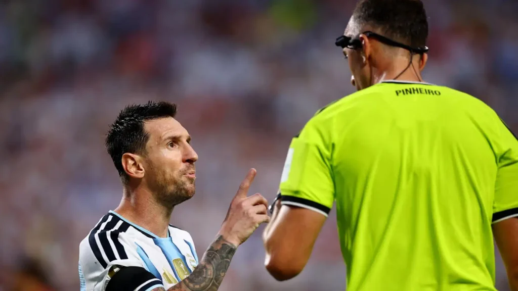 Messi enfadado con el árbitro: cuando la tensión en el Mundial revela el peso de la camiseta albiceleste