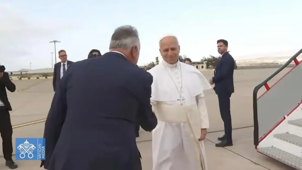 Papa León XIV en Tenerife: despedida oficial con el Rey Felipe VI y encuentro con migrantes en Las Raíces