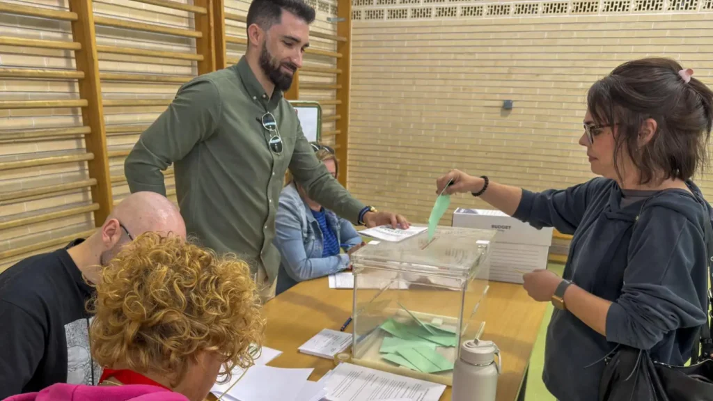 Participación elecciones Andalucía 2026: 37,25% a las 14:00 y récord de jóvenes votantes