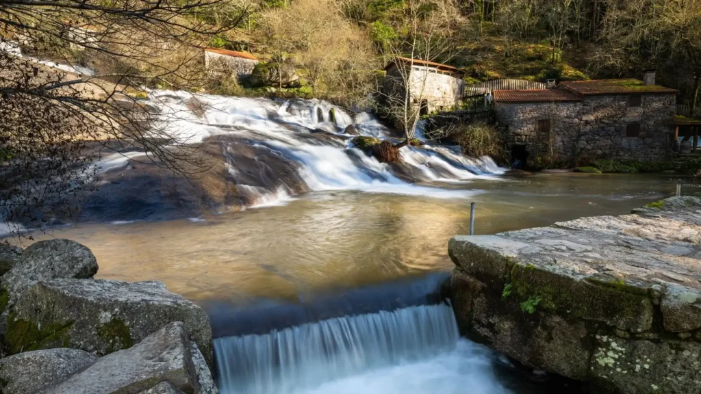 Piscinas naturales en Galicia: el Parque da Natureza do Río Barosa, un refugio escondido bajo la cascada