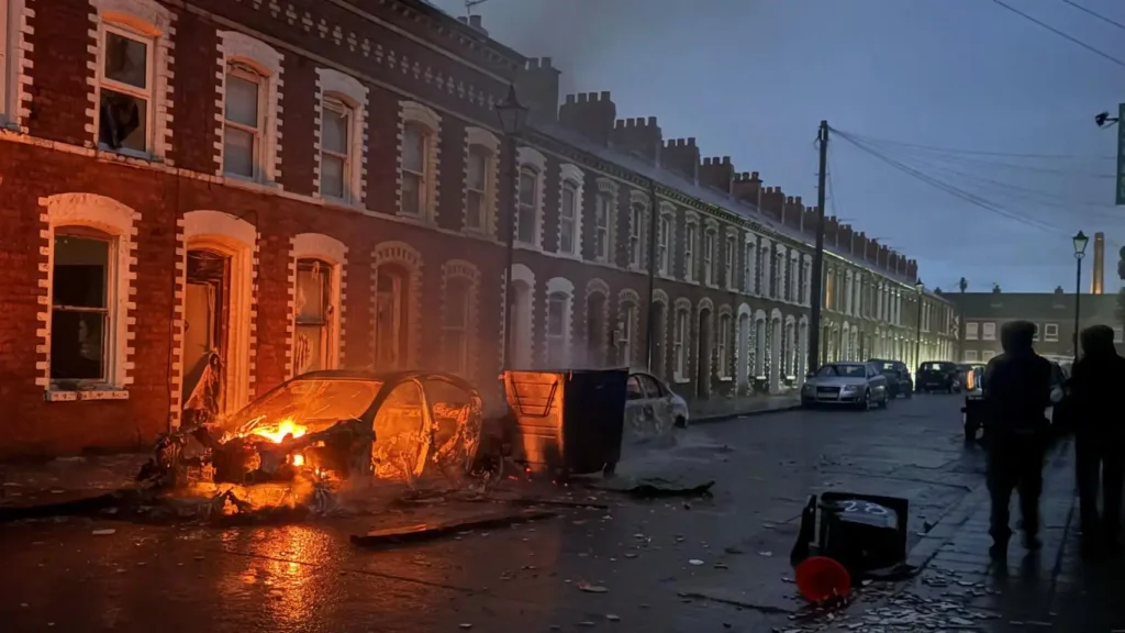 Violencia antiinmigración en Belfast: coches en llamas, viviendas atacadas y una crisis de convivencia en pleno corazón de la UE